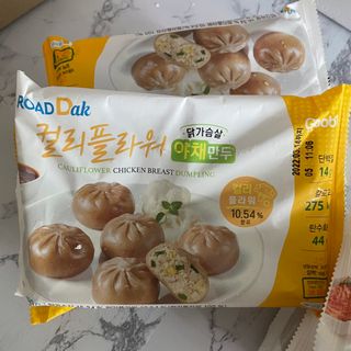 로드몰 [굽네] 컬리플라워 닭가슴살 만두 2종 6팩 — 4.5점을 준 리뷰어가 2021년 10월 올린 사용 사진