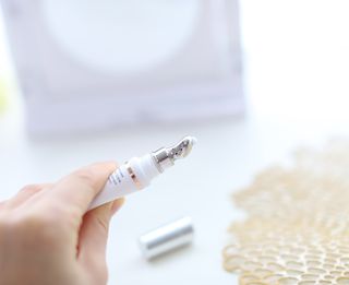 산수시 일루미네이팅 펄 영양 다크서클 스틱 아이 크림 케어 15ml — 5점을 준 리뷰어가 2021년 6월 올린 사용 사진