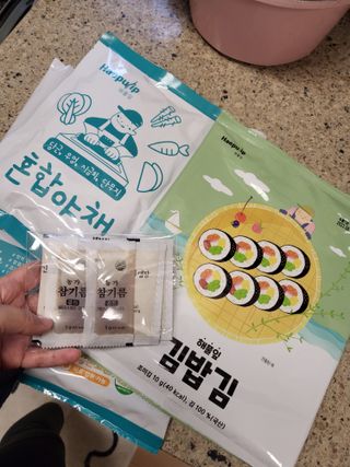 해풀잎 누구나 김밥*1ea [(혼합야채 35g *1ea,  김밥김 (5g, 5ea),  양념간장 (6g, 5ea), 참기름(5g, 2ea)] — 5점을 준 리뷰어가 2022년 11월 올린 사용 사진