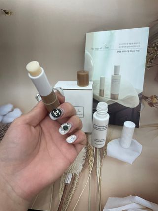 더사가오브수 [사가수] 효혜윤 보태니컬 에너지 에센스인로션 20ml /아이포올 스틱 3g — 5점을 준 리뷰어가 2023년 2월 올린 사용 사진