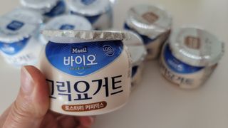 매일바이오 그릭요거트 오리지널 플레인 4개, 로스터리 커피믹스 4개 — 3점을 준 리뷰어가 2021년 12월 올린 사용 사진