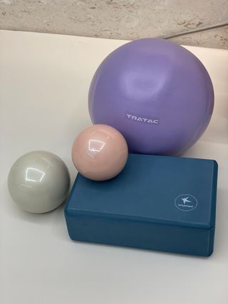 [트라택] 홈 필라테스 SET [미니짐볼+웨이트볼(0.5kg&1kg+요가블럭] — 4점을 준 리뷰어가 2022년 7월 올린 사용 사진