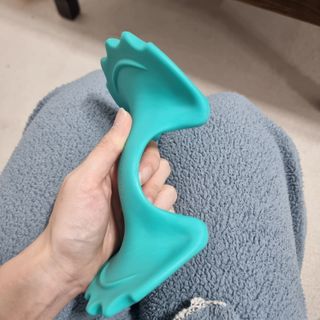 힐니스북 [힐마이넥]   거북목 통증완화를 위한 휴대용 목 안마기 — 5점을 준 리뷰어가 2022년 12월 올린 사용 사진