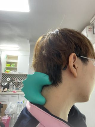 힐니스북 [힐마이넥]   거북목 통증완화를 위한 휴대용 목 안마기 — 2점을 준 리뷰어가 2023년 1월 올린 사용 사진