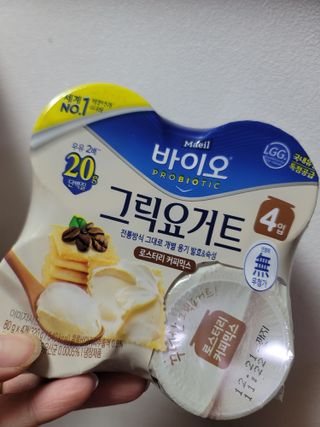 매일바이오 그릭요거트 오리지널 플레인 4개, 로스터리 커피믹스 4개 — 5점을 준 리뷰어가 2021년 12월 올린 사용 사진