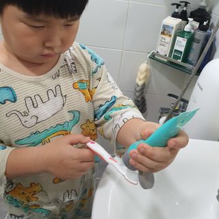 치과에서 쓰는 치약 _ 라벨제로 저불소 꼬마, 키즈, 유아, 베이비, 주니어 안전한 어린이치약 — 5점을 준 리뷰어가 2023년 1월 올린 사용 사진
