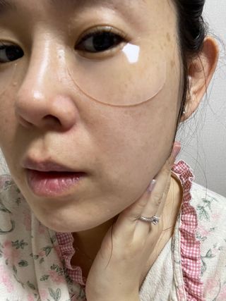 퀸즈홀릭 라이스 보내티컬 아이 마스크 퀸즈홀릭 X 레아라 다이아포스 라이스 보태니컬 링클 리프팅 아이 마스크 7매 1BOX — 4.5점을 준 리뷰어가 2022년 5월 올린 사용 사진