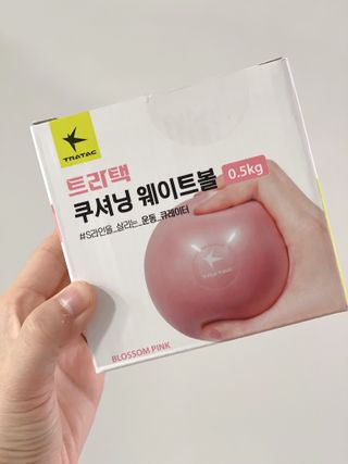 [트라택] 홈 필라테스 SET [미니짐볼+웨이트볼(0.5kg&1kg+요가블럭] — 5점을 준 리뷰어가 2022년 7월 올린 사용 사진