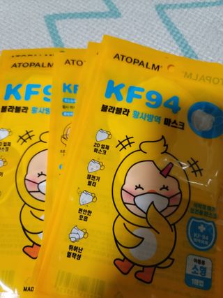 아토팜 블라블라 황사방역 마스크 KF94 — 4점을 준 리뷰어가 2021년 10월 올린 사용 사진