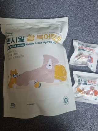 [펫시밀] 원물그대로 영양듬뿍 동결건조 왕북어트릿300g,왕치킨트릿400g,열빙어트릿300g 대용량 간식 — 5점을 준 리뷰어가 2023년 5월 올린 사용 사진