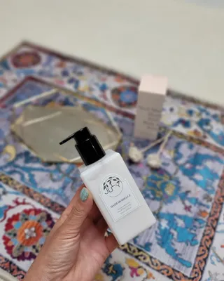 줄라이 모닝 _ JULY MORNING 줄라이모닝 하이드레이팅 퍼퓸드 바디앤핸드 에멀젼 — 5점을 준 리뷰어가 2021년 10월 올린 사용 사진