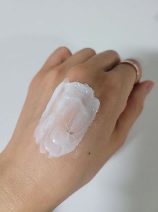 나우 [리브엠]피부 속부터 겹겹이, 촘촘하게! 워터핏8중 수분착붙 크림 — 5점을 준 리뷰어가 2024년 12월 올린 사용 사진