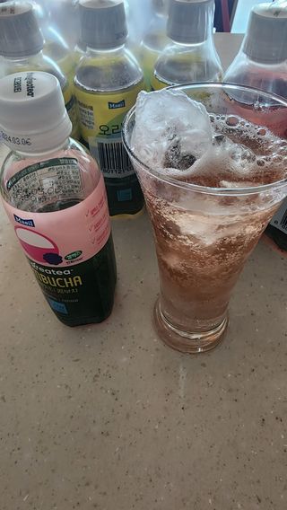 더그레잇티 콤부차 [매일유업] 더그레잇티 44kcal 콤부차 300ml *12개입 (오리지널 6개+베리리치 6개) — 5점을 준 리뷰어가 2023년 8월 올린 사용 사진