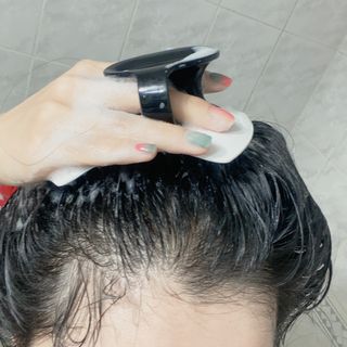 온가족 시원한샴푸 깨끗한두피 샴푸브러쉬 두피스케일링 히트팡블랙에디션 — 4.5점을 준 리뷰어가 2021년 8월 올린 사용 사진