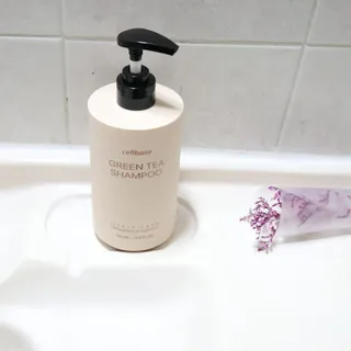 프리마인 더이상 뻣뻣하고 효과없는 탈모샴푸는 NO. 근본부터 케어하는 셀베이스 그린티샴푸(500ml) — 5점을 준 리뷰어가 2023년 3월 올린 사용 사진
