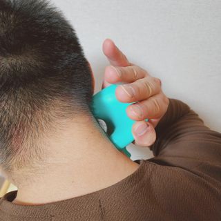 힐니스북 [힐마이넥]   거북목 통증완화를 위한 휴대용 목 안마기 — 5점을 준 리뷰어가 2022년 12월 올린 사용 사진