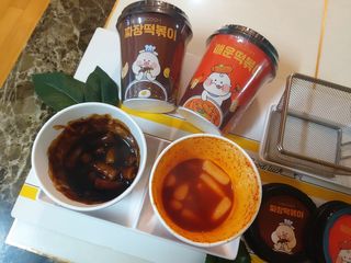 유비쿡 컵떡볶이 매운컵떡볶이2개/ 짜장컵떡볶이 2개  총 4개세트 — 5점을 준 리뷰어가 2021년 3월 올린 사용 사진