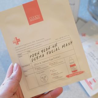 쿠피 피디알엔 연어 더마 페이셜 마스크 — 5점을 준 리뷰어가 2021년 11월 올린 사용 사진