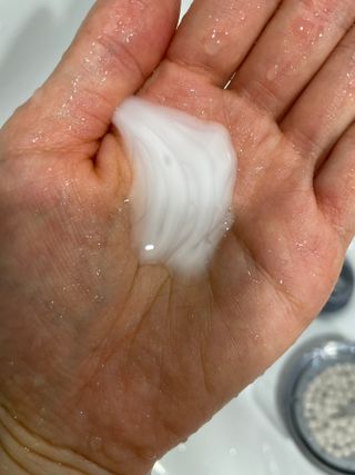 [HUREX] 휴렉스 볼류마이징 탈모완화 기능성 샴푸 150ml x 2개 — 5점을 준 리뷰어가 2021년 9월 올린 사용 사진