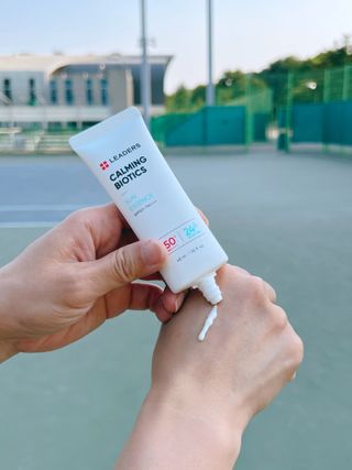 리더스코스메틱 리더스 카밍 바이오틱스 선 에센스 SPF 50+ PA++++ — 5점을 준 리뷰어가 2022년 5월 올린 사용 사진