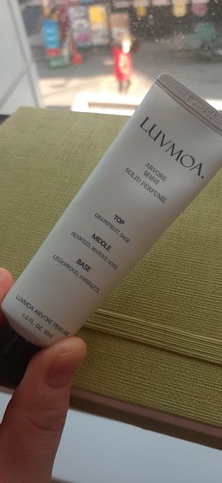 러브모아 향수 고체향수 승무원 고체향수 바르는 향수 니치향수 도손 우드세이지 앤 씨솔트 — 5점을 준 리뷰어가 2022년 12월 올린 사용 사진