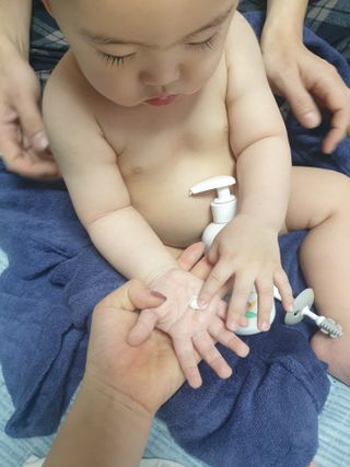 mom e 맘이 내추럴 베이비 케어 샴푸앤바스+로션 — 5점을 준 리뷰어가 2021년 1월 올린 사용 사진