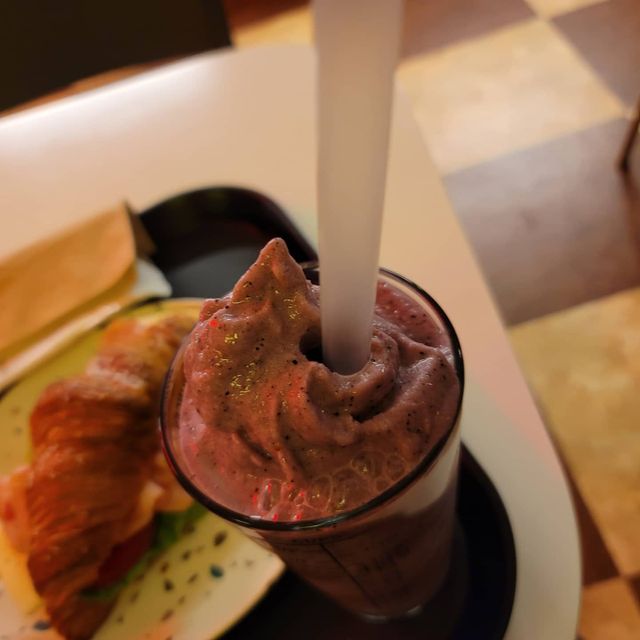 [올모스트데어] 샐러드 + 음료 or 샌드위치 + 음료 리뷰 사진