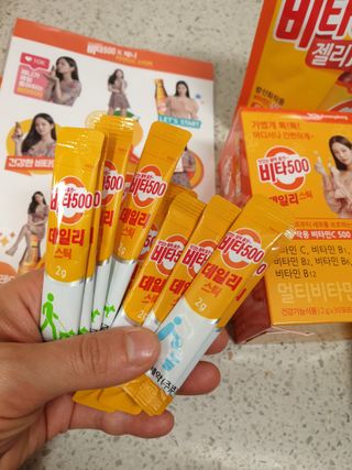 [광동제약] 비타500데일리스틱 50포 & 비타500구미 1개 — 5점을 준 리뷰어가 2021년 11월 올린 사용 사진