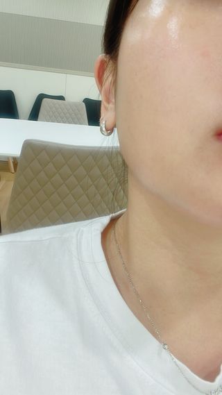 틱톡 [후르디아] 백탁NO! 화잘먹 수분광 선 에센스✨ — 5점을 준 리뷰어가 2023년 5월 올린 사용 사진