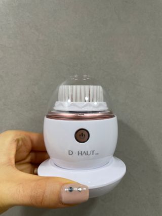 디하우트 랩 디하우트랩 클렌징 피부관리기 진동클렌저 실리콘+2종 인조모 브러시 — 5점을 준 리뷰어가 2021년 12월 올린 사용 사진
