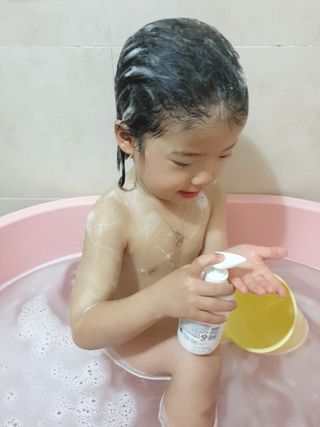 mom e 맘이 내추럴 베이비 케어 샴푸앤바스+로션 — 5점을 준 리뷰어가 2021년 1월 올린 사용 사진