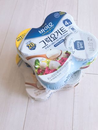매일바이오 그릭요거트 오리지널 플레인 4개, 로스터리 커피믹스 4개 — 4점을 준 리뷰어가 2021년 12월 올린 사용 사진