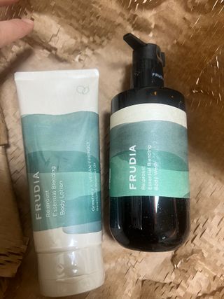 틱톡 [후르디아] 올리브영 아로마 비건 바디워시1종+바디로션1종 (그리너리) — 5점을 준 리뷰어가 2022년 12월 올린 사용 사진