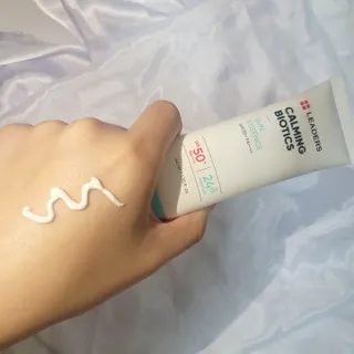 리더스코스메틱 리더스 카밍 바이오틱스 선 에센스 SPF 50+ PA++++ — 5점을 준 리뷰어가 2022년 7월 올린 사용 사진