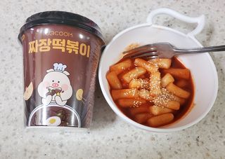 유비쿡 컵떡볶이 매운컵떡볶이2개/ 짜장컵떡볶이 2개  총 4개세트 — 5점을 준 리뷰어가 2021년 3월 올린 사용 사진
