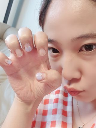 [네일가게] 햇빛에 닿으면 색이 변하는 신기한 햇살 반전 네일스티커 — 5점을 준 리뷰어가 2021년 8월 올린 사용 사진