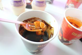 유비쿡 컵떡볶이 매운컵떡볶이2개/ 짜장컵떡볶이 2개  총 4개세트 — 5점을 준 리뷰어가 2021년 3월 올린 사용 사진