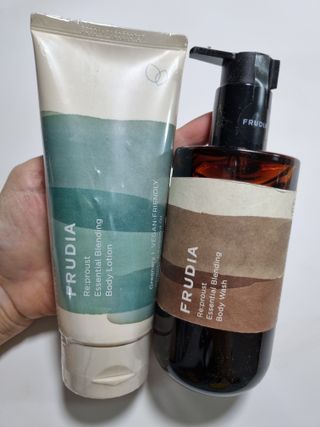 틱톡 [후르디아] 올리브영 아로마 비건 바디워시1종+바디로션1종 (그리너리) — 5점을 준 리뷰어가 2022년 12월 올린 사용 사진