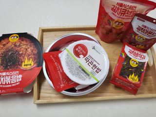 [서울시스터즈] CU 김치 4총사 세트-김치볶음밥, 김치큐브닭, 김치바삭김, 김치아몬드 — 4.5점을 준 리뷰어가 2021년 10월 올린 사용 사진