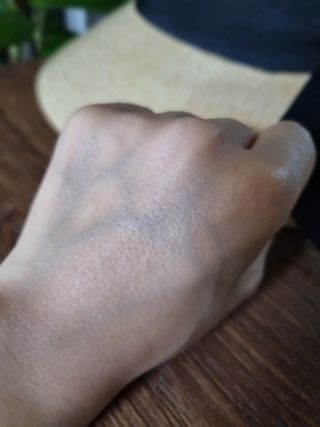 틱톡 [후르디아] 백탁NO! 화잘먹 수분광 선 에센스✨ — 5점을 준 리뷰어가 2023년 6월 올린 사용 사진