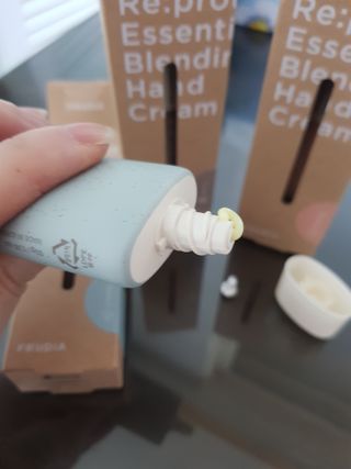 [후르디아] 끈적임 없는 착한성분 비건  핸드크림 3종 — 4점을 준 리뷰어가 2022년 11월 올린 사용 사진