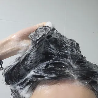 프리마인 더이상 뻣뻣하고 효과없는 탈모샴푸는 NO. 근본부터 케어하는 셀베이스 그린티샴푸(500ml) — 5점을 준 리뷰어가 2023년 3월 올린 사용 사진