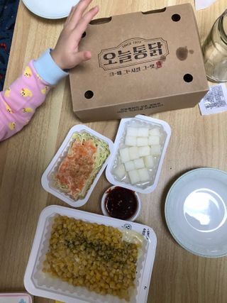 [오늘통닭 수유본점] 콘치즈닭 — 5점을 준 리뷰어가 2021년 1월 올린 사용 사진