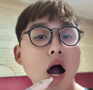 [후르디아] 올리브영 착한보습 비건 립버터 2종 — 5점을 준 리뷰어가 2022년 11월 올린 사용 사진