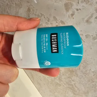 부쉬맨 워터프루프 서핑 선스틱 16g SPF50+ PA++++ — 5점을 준 리뷰어가 2023년 4월 올린 사용 사진