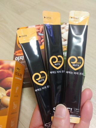 짜먹는 이지견과 짜먹는 이지아몬드, 짜먹는 이지허니피넛, 짜먹는 이지캐슈넛 각 10g X  10포 — 5점을 준 리뷰어가 2021년 2월 올린 사용 사진