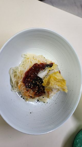 [한면원] 비빔국수 2인분 — 5점을 준 리뷰어가 2023년 3월 올린 사용 사진