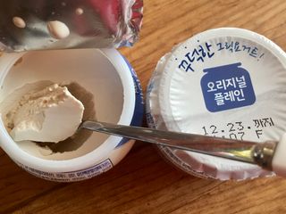 매일바이오 그릭요거트 오리지널 플레인 4개, 로스터리 커피믹스 4개 — 4점을 준 리뷰어가 2021년 12월 올린 사용 사진