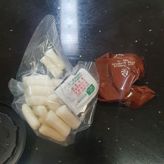 유비쿡 컵떡볶이 매운컵떡볶이2개/ 짜장컵떡볶이 2개  총 4개세트 — 2점을 준 리뷰어가 2021년 3월 올린 사용 사진