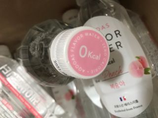 아쿠아스 플레이버워터 ★[아쿠아스] 제로칼로리 플레이버워터 복숭아/청포도 1BOX 20개입 — 5점을 준 리뷰어가 2021년 4월 올린 사용 사진